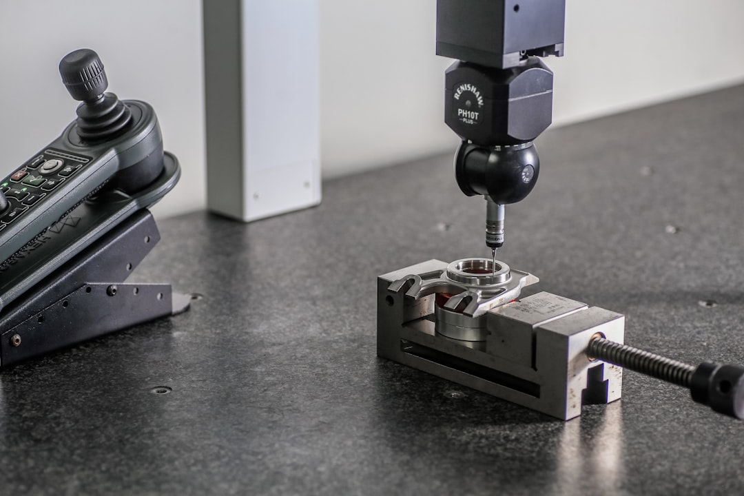 Nahaufnahme einer Messung an einem gefrästen Werkstück