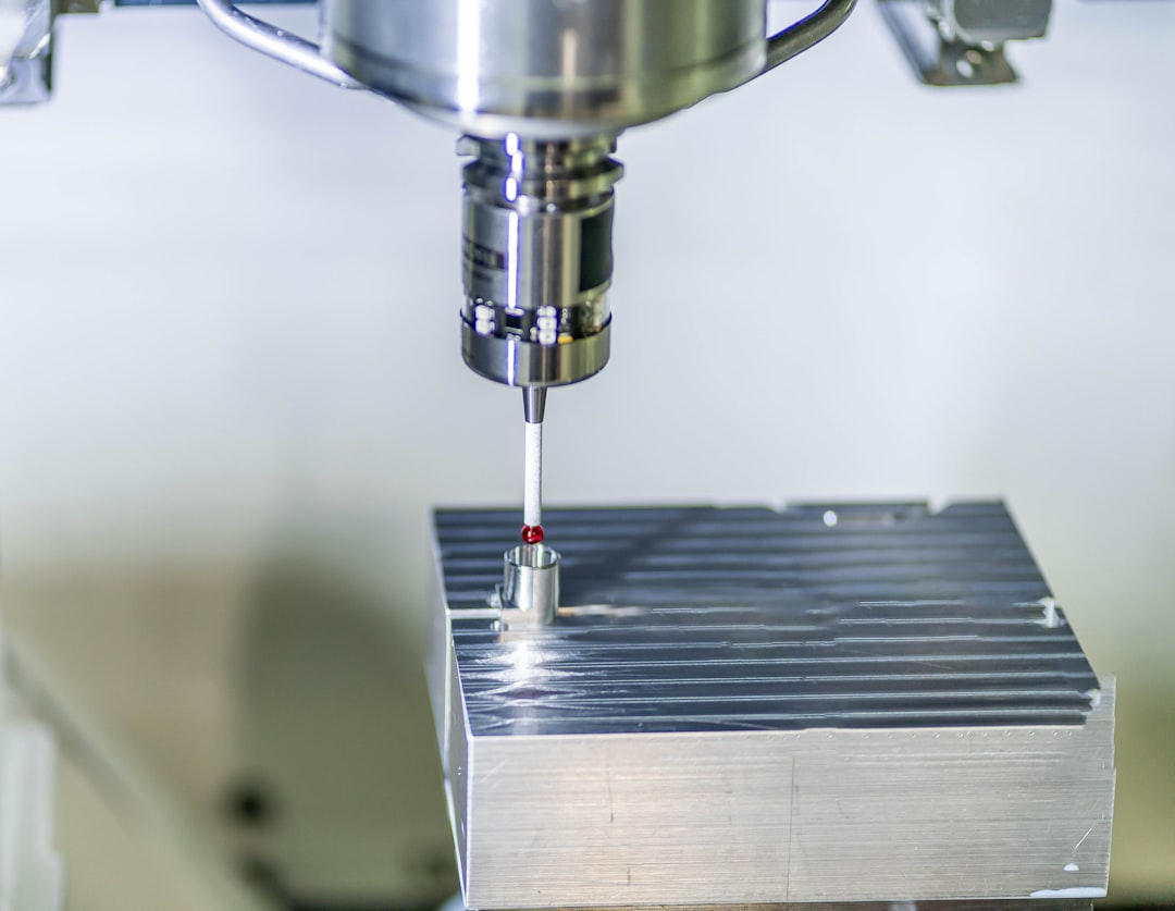 Moderne CNC-Maschine bei der Arbeit