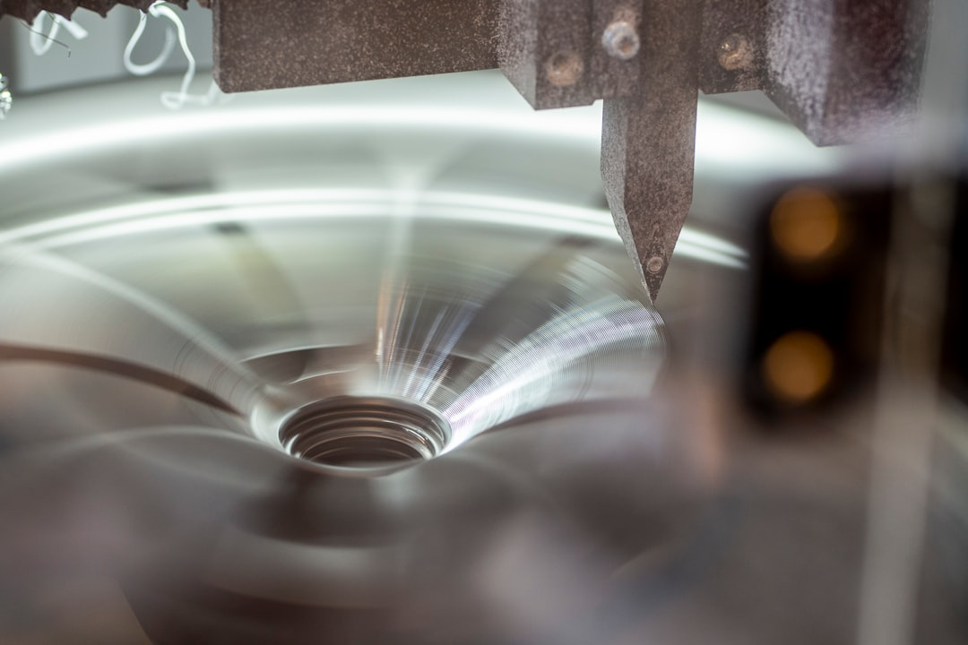 Ein Techniker, der eine CNC-Maschine bedient